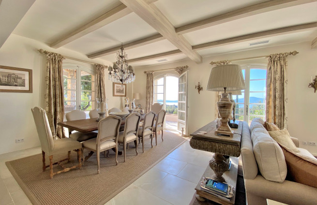 Eetkamer met uitzicht op de Golf van Saint-Tropez Grimaud