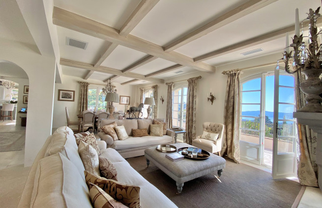 Woonkamer met open haard en uitzicht op zee - Villa Grimaud