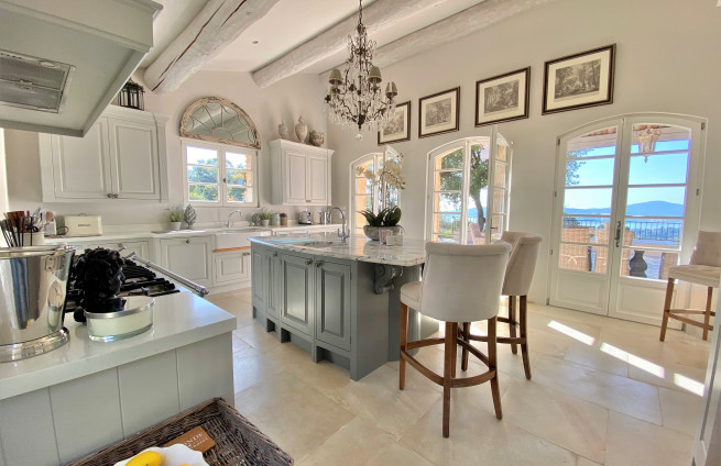 cuisine-équipée-îlot-central-beauvallon-bartole