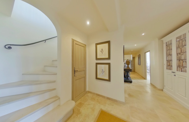 corridor-access-guest-rooms-villa-grimaud