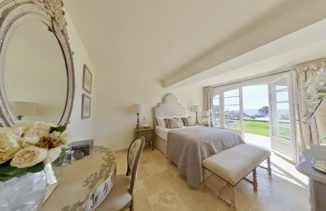 lit-king-size-vue-mer-beauvallon-bartole