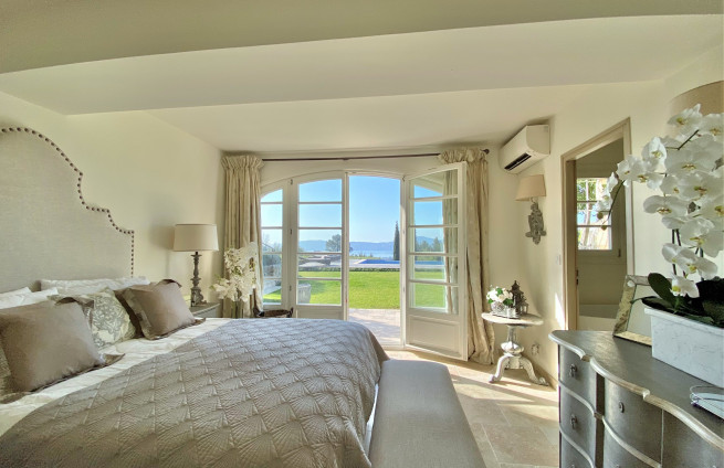 chambre-accès-direct-piscine-grimaud-propriété