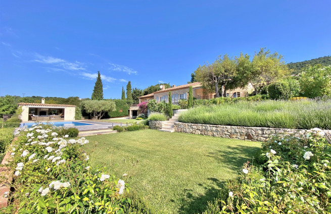 terrain-plat-piscine-vue-mer-beauvallon-bartole