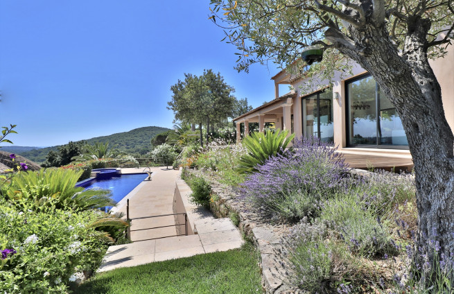 exceptional villa in the Sinopolis estate with sea view