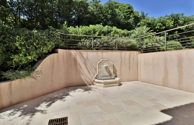 patio-fontaine-cote-terre-villa-contemporaine-gassin