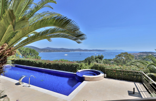 piscine-chauffee-vue-mer-panoramique-saint-tropez
