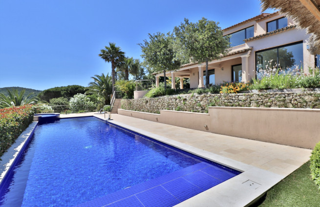 luxury contemporary villa in the Sinopolis-Gassin estate