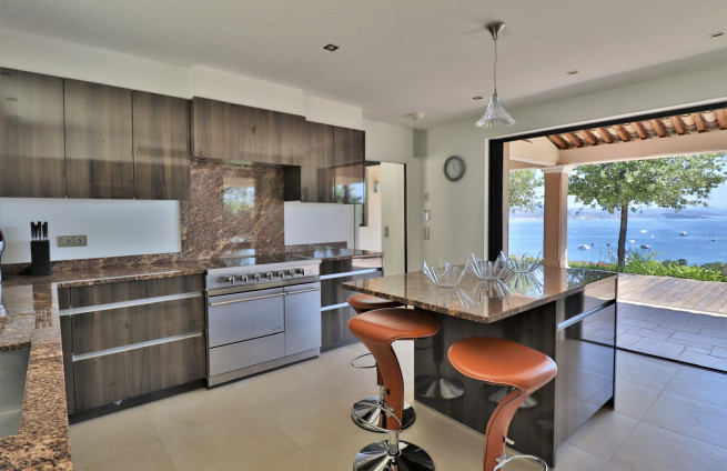cuisine-equipee-vue-mer-terrasse-couverte-villa-gassin