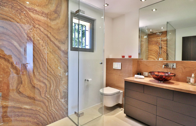 bathroom-underfloor-heating-LED-mirror-villa-gassin