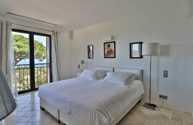 chambre-ensuite-balcon-vue-mer-imprenable-villa-gassin