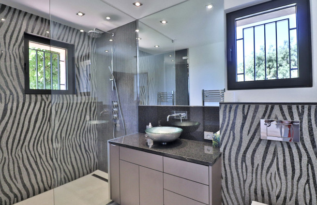 ambient-lighting-luxury-bathroom-villa-gassin