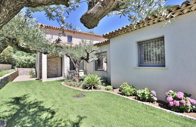 ingang-villa-mediterrane-tuin-boomsoorten-grimaud