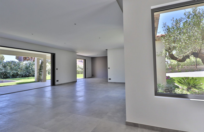 villa-sejour-lumineux-à-vendre-proche-plages-beauvallon