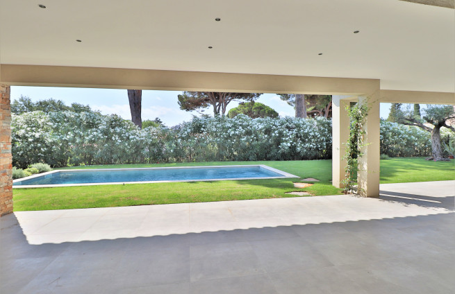 Overdekt terras - nieuwe villa - vlakbij het strand van Beauvallon