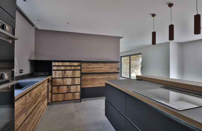 villa-cuisine-equipee-ilot-central-bois-grimaud