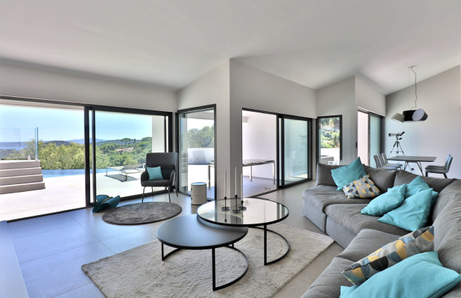bright-living-living-room-luxury-villa-sea-view-Sainte-Maxime-interior-design