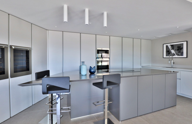 cuisine-haut-de-gamme-equipee-villa-contemporaine-sainte-maxime
