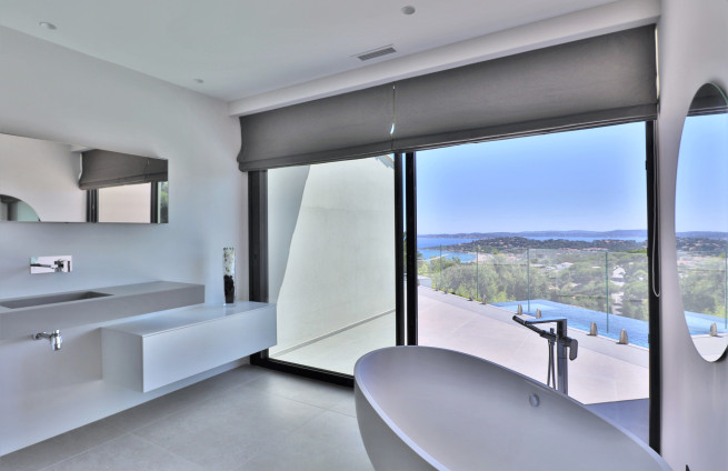 Ruime master suite met inloopdouche in een luxe villa