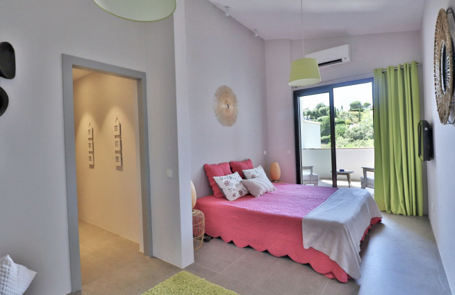 chambre-invite-douche-terrasse-villa-prestige-sainte-maxime