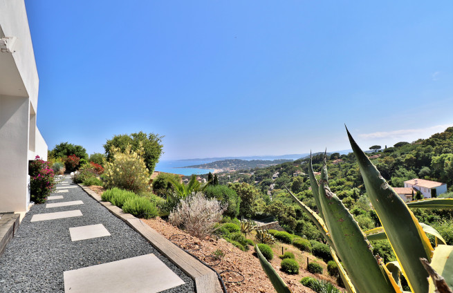 terrasse-ensoleillee-jardin-paysager-villa-contemporaine-sainte-maxime