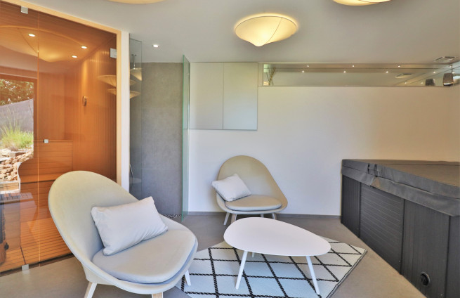 espace-detente-sauna-jacuzzi-villa-haut-de-gamme-sainte-maxime