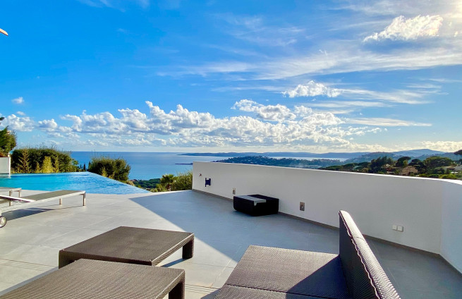 terrasse-ensoleillee-vue-mer-villa-contemporaine-sainte-maxime