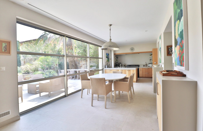Open-plan dining room with sunny terrace in Var, Saint-Tropez