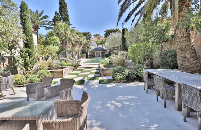 Stenen vijvers, bloemperken, uitzonderlijke tuin, Saint-Tropez