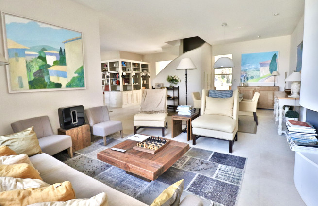 Espace-de-vie-fluide-lumière-naturelle-villa-saint-tropez