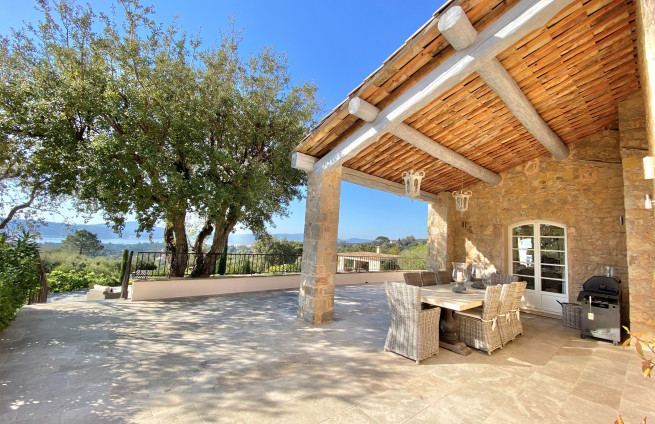 covered terrace for family meals with sea view - Beauvallon