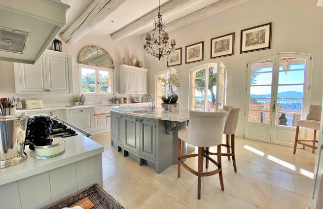 fully equipped open-plan kitchen with covered terrace - luxury - Beauvallon