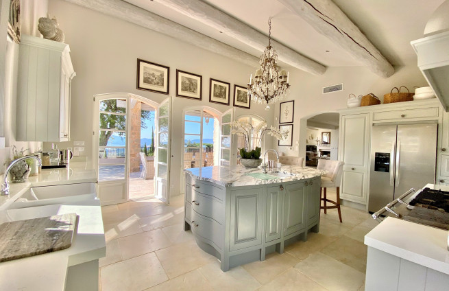 fully equipped, high-end kitchen with sea view - Villa Grimaud