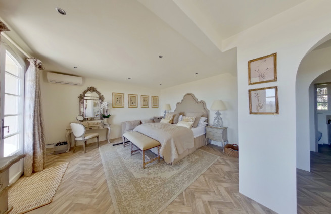 suite-parentale-dressing-salle-de-bain-villa-grimaud