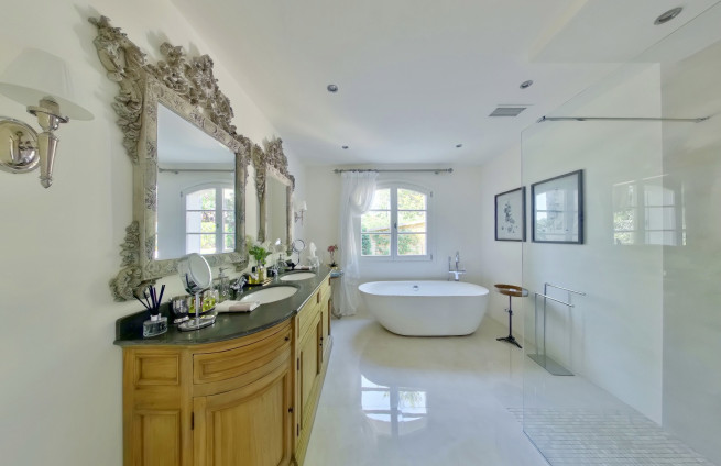 salle-de-bains-luxe-villa-propriété-grimaud