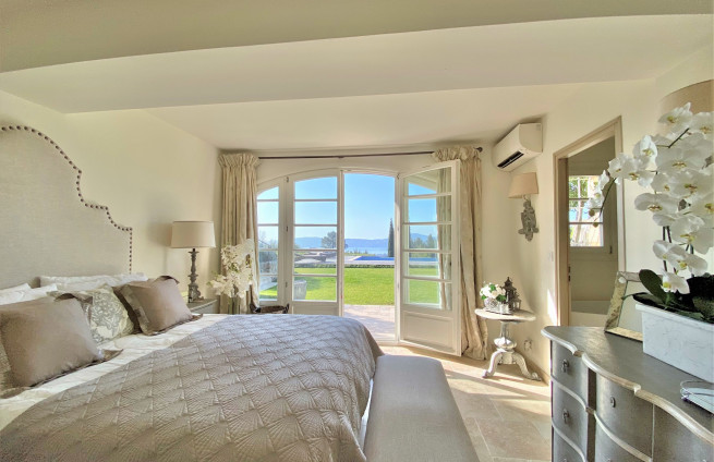 ambiance-room-sea-pool-view-grimaud