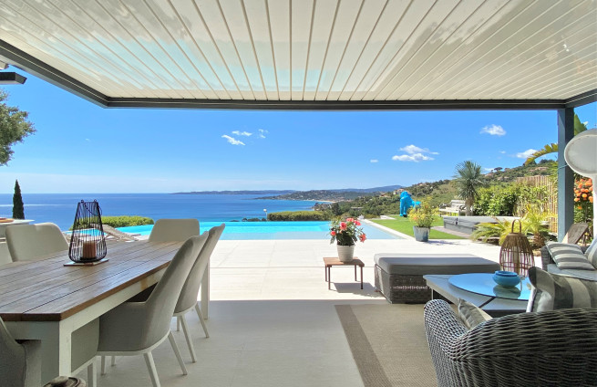Pergola-bioclimatique-ombragée-terrasse-villa-sainte-maxime