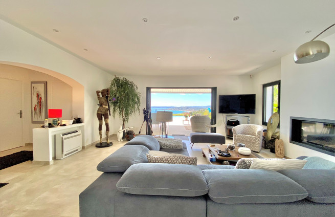 salon-séjour-vue-mer-panoramique-villa-à-vendre-nartelle