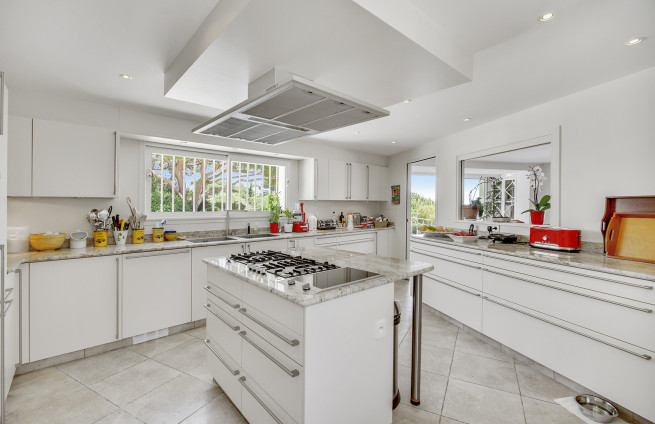 professional open-plan kitchen villa for sale in Ramatuelle