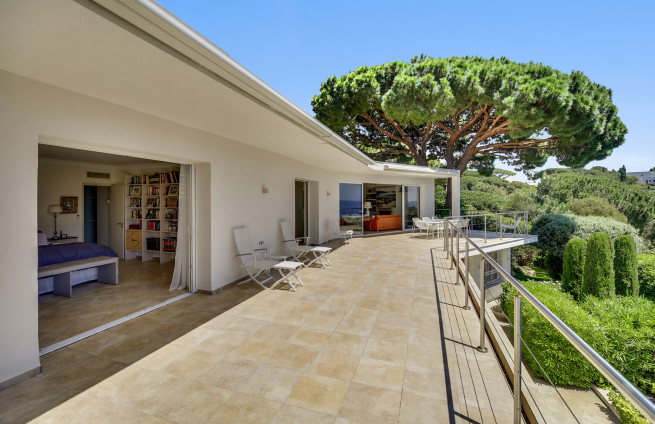 flat-roofed Californian villa terrace for sale in Ramatuelle