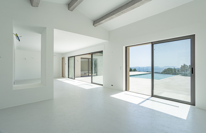 Bright living room with bay windows and sea view - villa in Croix-Valmer