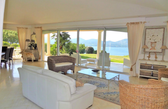 Open-plan living room with panoramic sea view - Villa Gassin