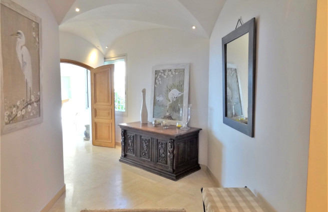 Entrance hall, vaulted entrance, charming Provençal architecture, Gassin