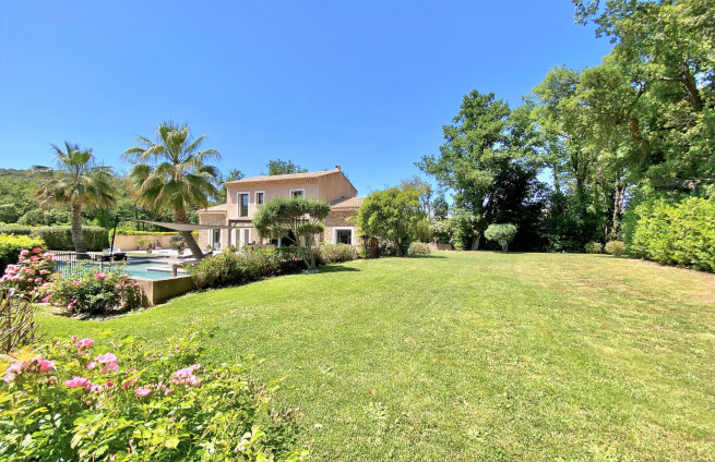 villa-flat-plot-pool-for-sale-garden