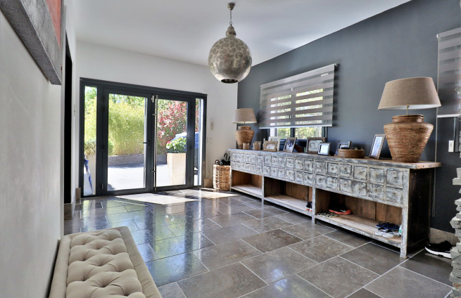 Ruime marmeren entreehal - Villa Gassin
