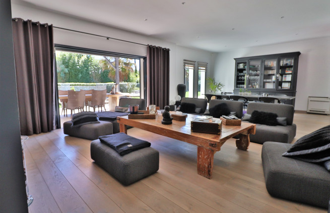 salon-ouvert-sur-terrasse-villa-à-vendre-gassin
