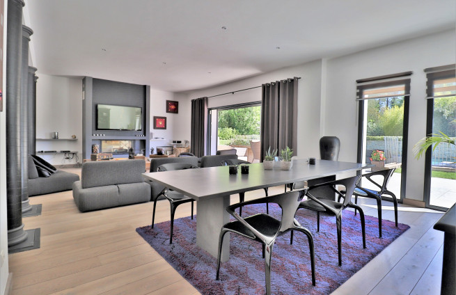 Eetkamer met uitzicht op het zwembad - Villa Gassin