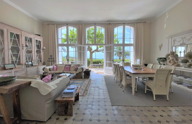 living room with bay windows and sea view in Croix-Valmer