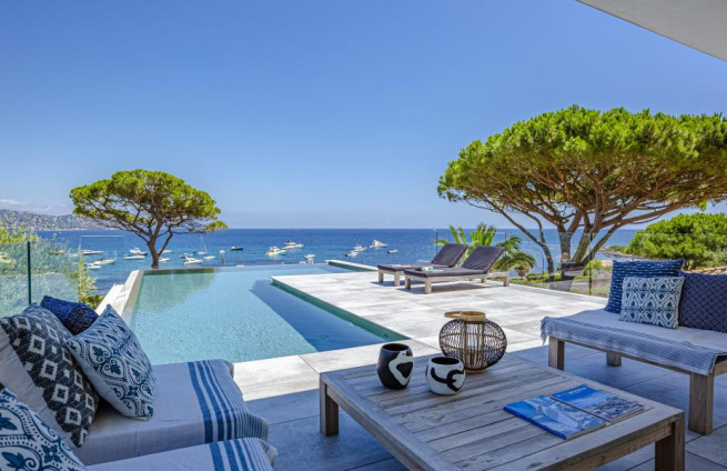 terras-panoramisch-zee-uitzicht-infinity-zwembad-Sainte-Maxime