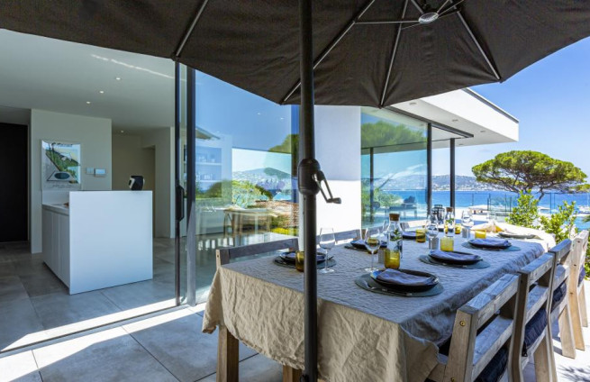 Keuken met panoramisch uitzicht op zee en terras in een villa in Sainte-Maxime.