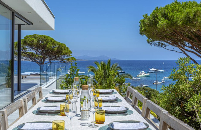 Panoramic sea-view meal on the terrace at La Nartelle, Sainte-Maxime